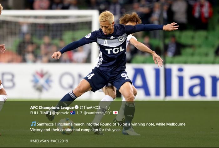 Aksi pemain Melbourne Victory asal Jepang, Keisuke Honda (depan) saat mencoba melindungi bola dari pilar Sanfrecce Hiroshima pada laga pamungkas fase grup Liga Champions Asia 2019 di Stadion AAMI Park, 22 Mei 2019.  