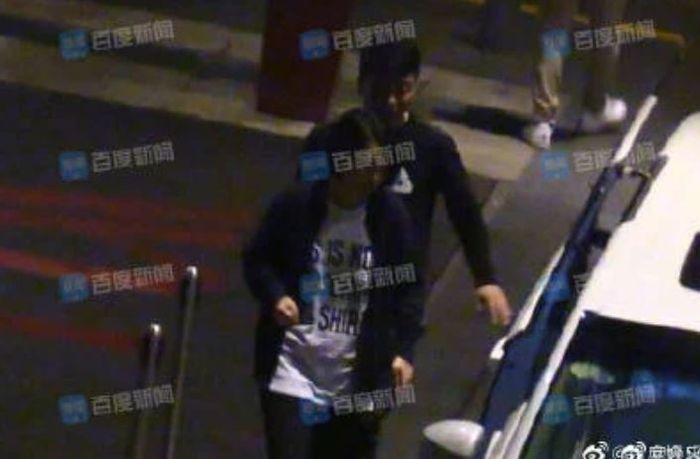 Wanita di mobil Darren Wang keluar. 