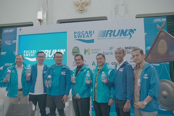 Dedy Taufik (Kepala Dinas Pariwisata dan Kebudayaan Jawa Barat), Ricky Suhendar (Marketing Director PT. Amerta Indah Otsuka), Ridwan Kamil (Gubernur Jawa Barat), H. Engkus Sutisna (Kepala Dinas Pemuda dan Olahraga Provinsi Jawa Barat), Hermansyah (Kepala Biro Humas dan Protokol Pemprov Jabar), Agus Prayogo (Atlet Nasional), Perwakilan.