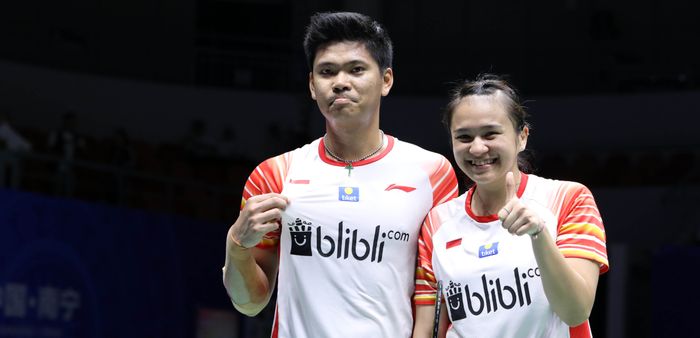 Pasangan ganda campuran Indonesia, Praveen Jordan/Melati Daeva Oktavianti, berpose setelah memastikan Indonesia ke semifinal Piala Sudirman 2019 seusai menumbangkan Taiwan, 3-2 di Guangxi Sports Center, Nanning, China, Jumat (24/5/2019).