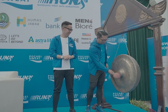 Ridwan Kamil (Gubernur Jawa Barat) meresmikan Pocari Sweat Run Bandung 2019 ditandai dengan pukulan gong didampangi Ricky Suhendar (Marketing Director PT. Amerta Indah Otsuka).