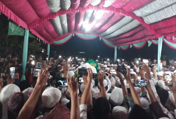 Ustaz Arifin Ilham dimakamkan di Halaman Masjid Az-zikra, komplek Pondok Pesanten Az-zikra, Gunung Sindur, Kabupaten Bogor, Jawa Barat, Kamis (23/5/2019).