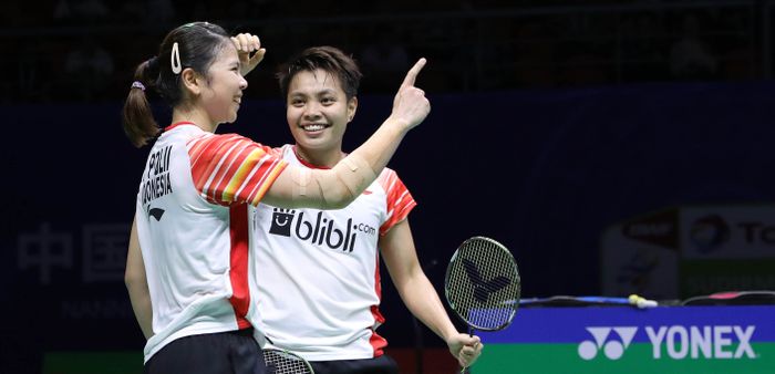 Pasangan ganda putri Indonesia, Greysia Polii/Apriyani Rahayu, bereaksi setelah memastikan Indonesia menyamakan kedudukan 2-2 melawan Taiwan pada perempat final Piala Sudirman 2019 di Guangxi Sports Center, Nanning, China, Jumat (24/5/2019).