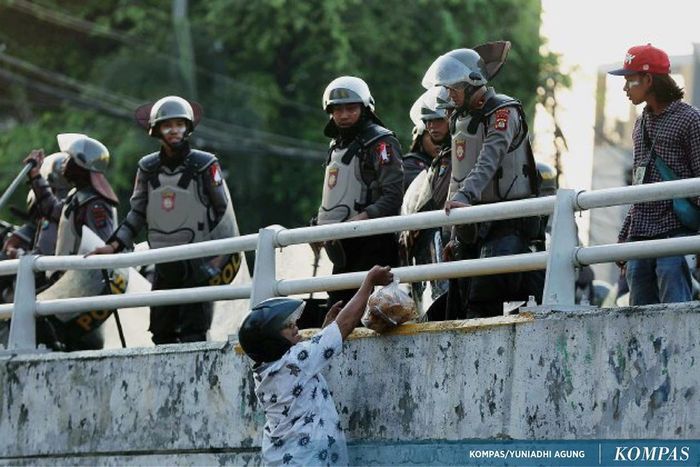 Warga sekitar berikan kue dan gorengan sebagai tajik buka puasa petugas yang sedang berjaga.
