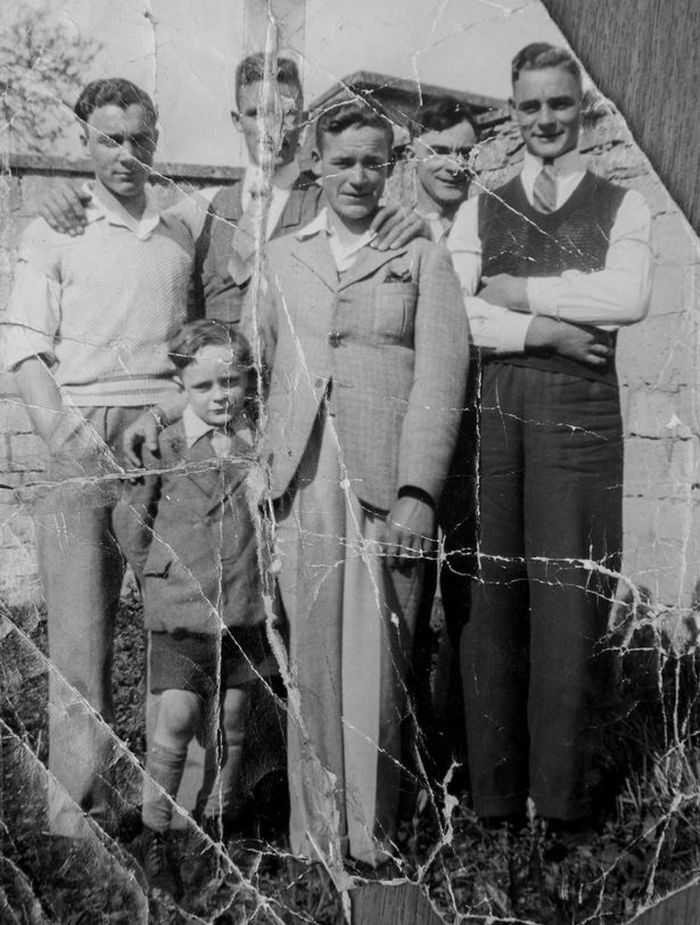 Foto ketika Glyn kecil menjadi pasukan Intelijen.