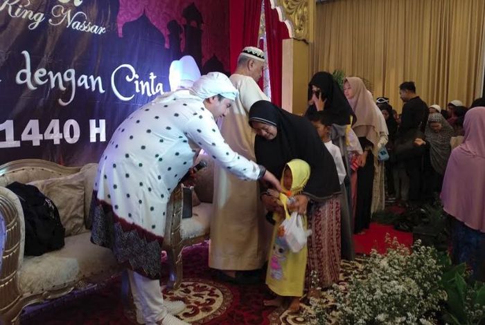 Penyanyi dangdut Nassar saat berbuka puasa bersama anak-anak yatim di The Sahira Hotel, Bogor, Jawa Barat, Minggu (26/5/2019).