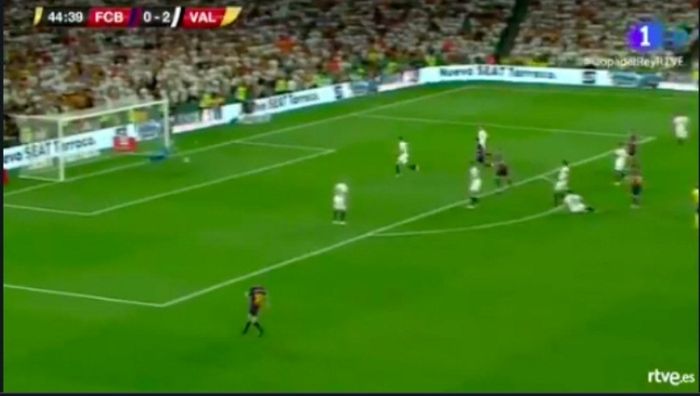 Kiper Valencia, Jaume Domenech, menepis tendangan Lionel Messi saat menghadapi Barcelona pada final Copa del Rey, Sabtu (25/5/2019).