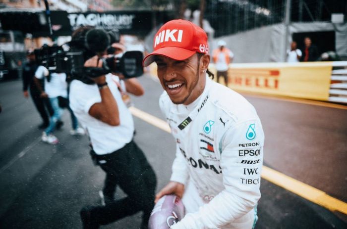 Pembalap Mercedes, Lewis Hamilton melakukan selebrasi usai memenangi F1 Monako 2019, Minggu (26/5/2019)