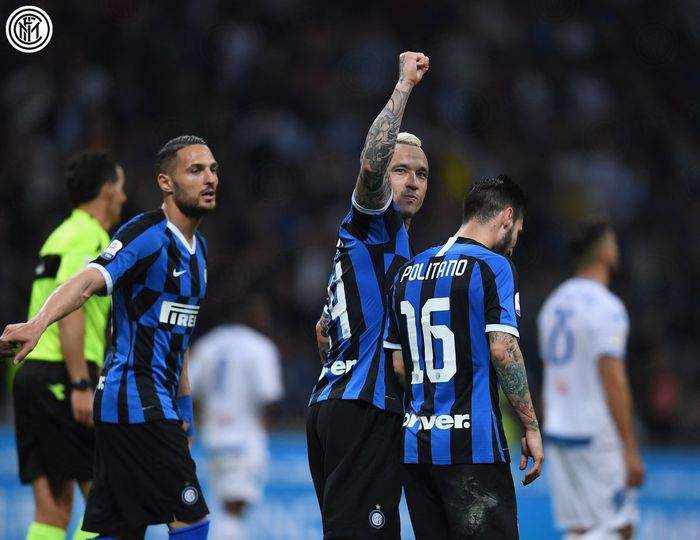 Gelandang berdarah Indonesia, Radja Nainggolan, merayakan golnya buat Inter Milan saat menghadapi Empoli pada pekan ke-38 Liga Italia di Stadion Giuseppe Meazza, 25 Mei 2019.