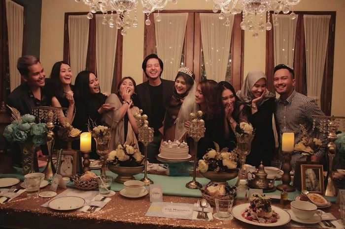 Pesinetron Roger Danuarta turut hadir di pesta ulang tahun Cut Meyriska ke-26