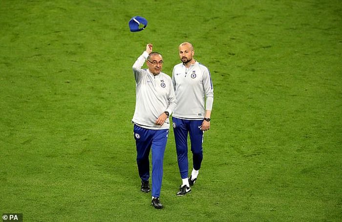 Pelatih CHelsea, Maurizio Sarri, melempar topinya dalam latihan di Baku, Selasa (28/5/2019).