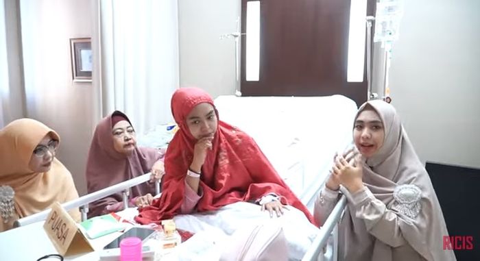 Ria Ricis ditemani oleh kedua kakaknya dan sang ibu.