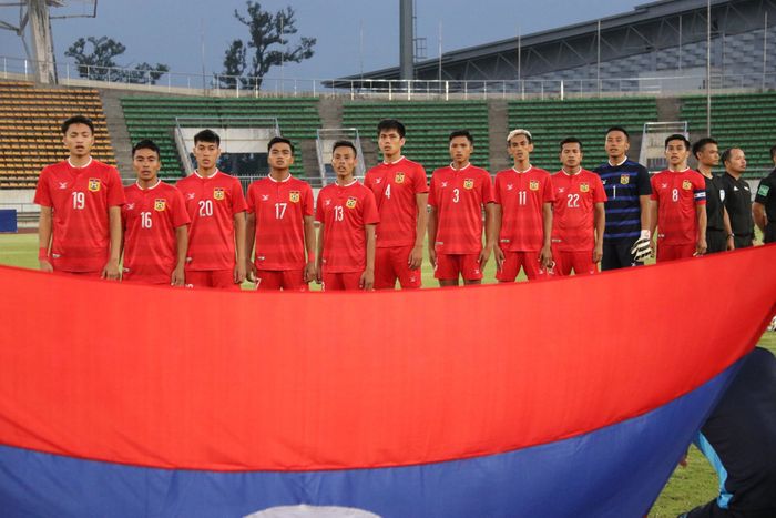 Para pemain timnas Laos sebelum meladeni timnas Sri Lanka pada uji coba internasional di Stadion Nasional Laos pada 28 Mei 2019. 