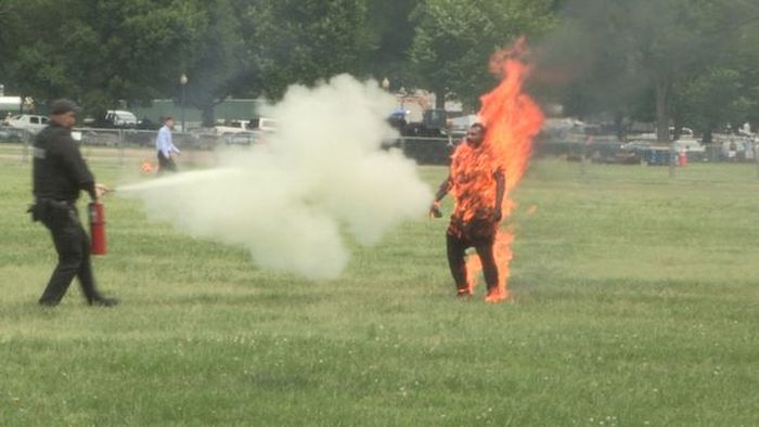 Pria yang membakar diri di depan Gedung Putih.