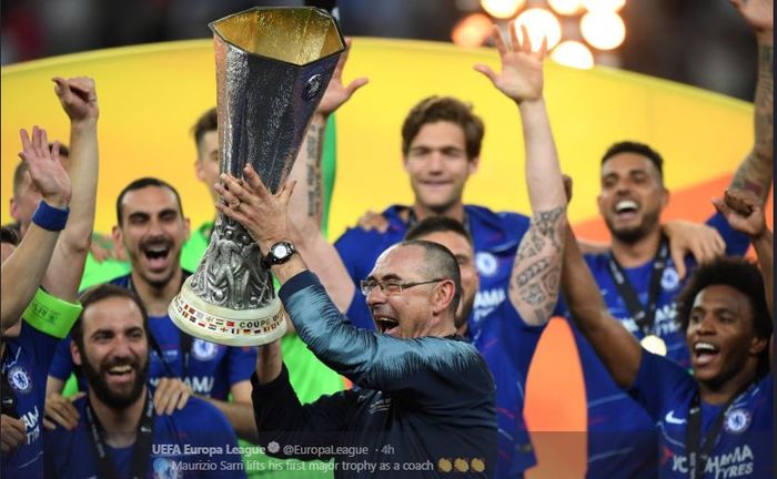 Maurizio Sarri bersama para pemain Chelsea merayakan trofi Liga Europa setelah mengalahkan Arsenal 4-1 di Stadion Olimpiade Baku, Azerbaijan, 29 Mei 2019.