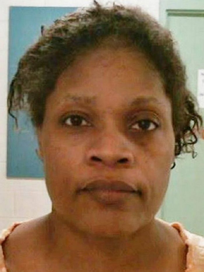 Carolyn Jones telah dituduh melakukan pembunuhan tingkat pertama dan dalam tahanan