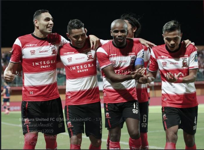 Kapten Madura United, Greg Nwokolo (dua dari kanan), merayakan gol bersama rekan-rekan setim.