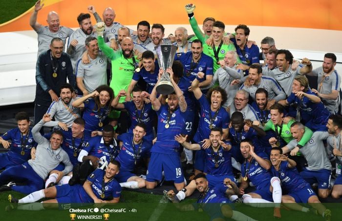 Para pemain Chelsea beserta jajaran staf pelatih larut dalam selebrasi juara usai tim mengalahkan Arsenal di partai final Liga Europa, Rabu (29/5/2018).