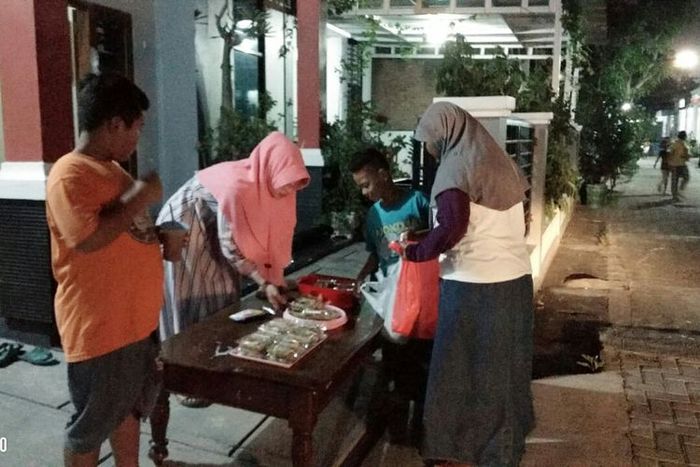  Warga Domenggalan, Kabupaten Demak, Jawa Tengah, saling berbagi dan bertukar makanan dalam tradisi Weh Huweh menyambut hari ke-21 Bulan Ramadhan, Sabtu (25/5/2019)