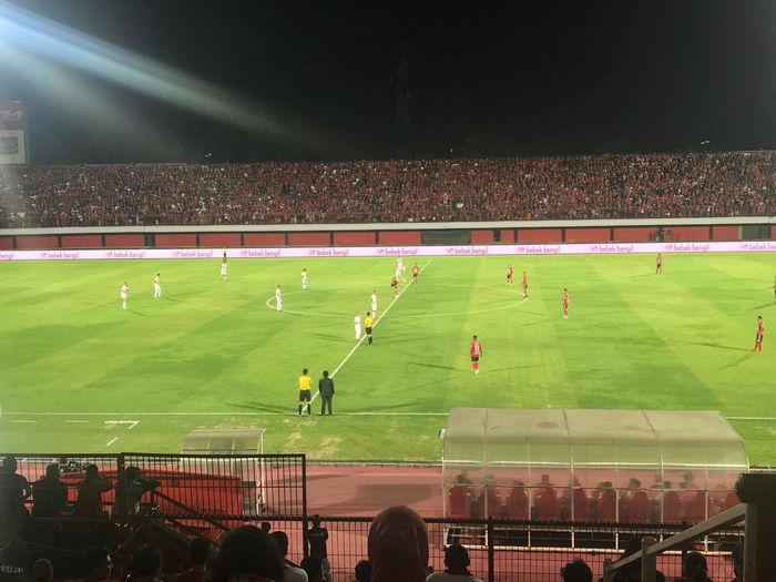 Kick-off laga pekan ketiga Liga 1 2019 antara Bali United (merah-hitam) melawan Persija Jakarta di Stadion Kapten I Wayan Dipta, Gianyar, 31 Mei 2019.