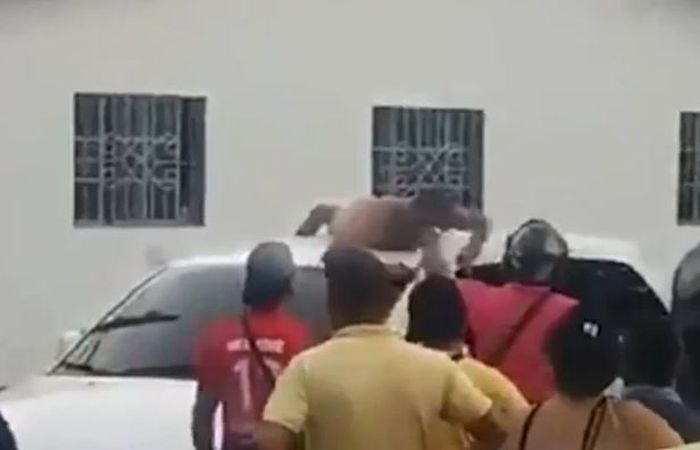 Akibatnya orang-orang berhenti untuk menyaksikan dan merekam fenomena itu.