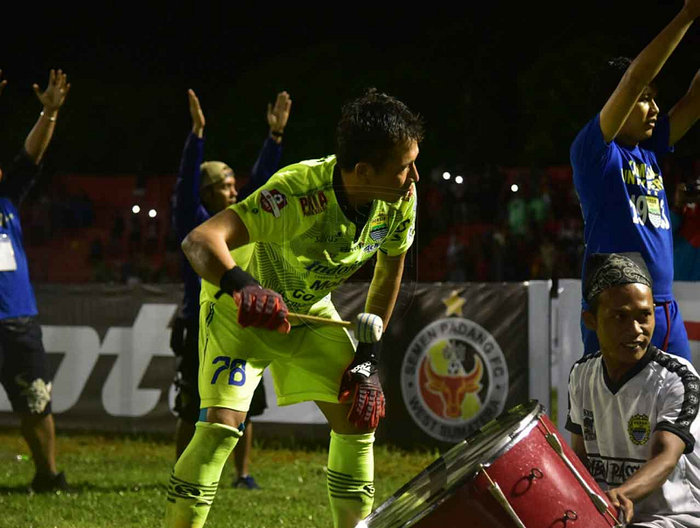 Kiper Persib Bandung, I Made Wirawan, menabuh drum sebagai bentuk aksi Viking Clap.