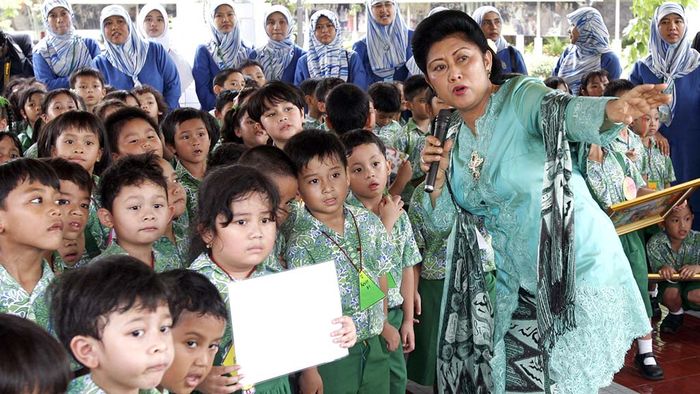 Ny Ani Bambang Yudhoyono, memberikan penjelasan tentang seluk beluk Istana Merdeka dan Istana Negara kepada 142 siswa TK Al-Azhar 1 yang datang berkunjung ke lingkungan Istana Kepresidenan, hari Kamis (16/3/2006).