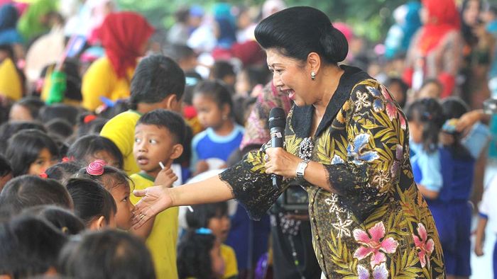 Ibu Negara Ani Yudhoyono menyapa anak-anak yang mengikuti Gebyar Pendidikan Anak Usia Dini (PAUD) dan pembukaan lokakarya Bunda PAUD 2014 di Ecopark Taman Impian Jaya Ancol, Jakarta, Rabu (4/6/2014).