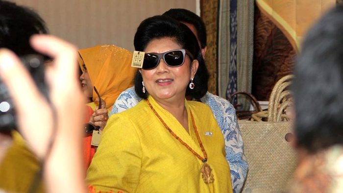 Ny Ani Yudhoyono mencoba kacamata gaya saat mengunjungi salah satu stan pameran, usai menghadiri acara ulang tahun Dewan Kerajinan Nasional (Dekranas) ke-34. di Gedung SMESCO, Jalan Gatot Subroto, Jakarta Pusat, Kamis (5/6/2014).