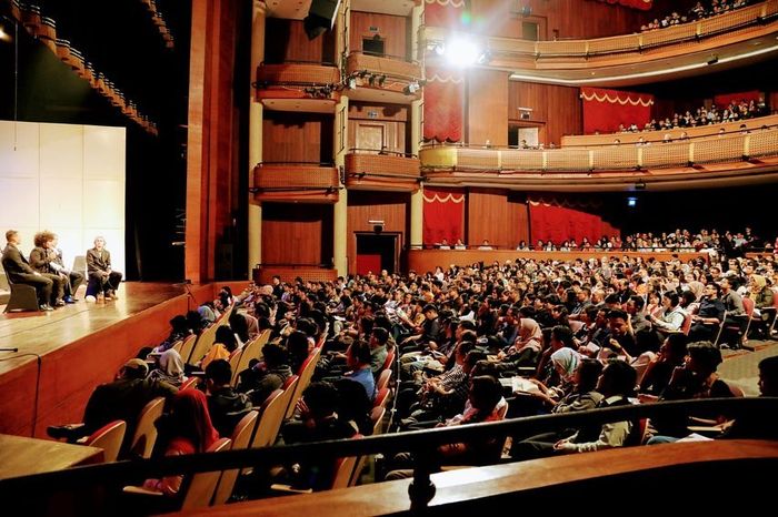 audiens pagelaran Serenade malam itu hampir memenuhi gedung Teater Jakarta yang berkapasitas 1.200 orang. Wajah-wajah generasi milenial tampak mendominasi konser ini.