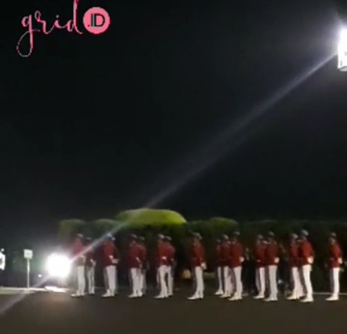 Pasukan TNI dan Polri berbaris menyambut kedatangan rombongan jenazah Ani Yudhoyono di Lanud Halim Perdanakusuma, Jakarta, Sabtu (1/6/2019).