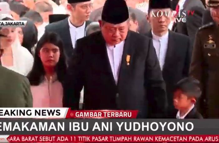 Susilo Bambang Yudhoyono menggandeng 2 cucunya, Almira Tunggadewi Yudhoyono dan Airlangga Satriadhi Yudhoyono, saat prosesi pemakaman Ani Yudhoyono.