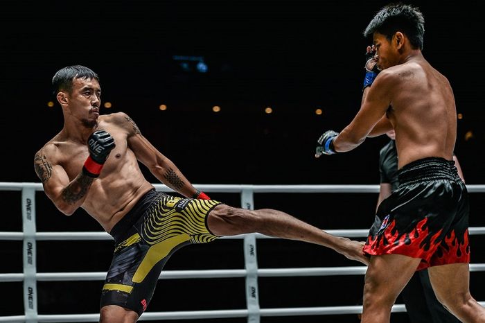 Atlet ONE Championship asal Indonesia, Rudy Agustian (kiri).