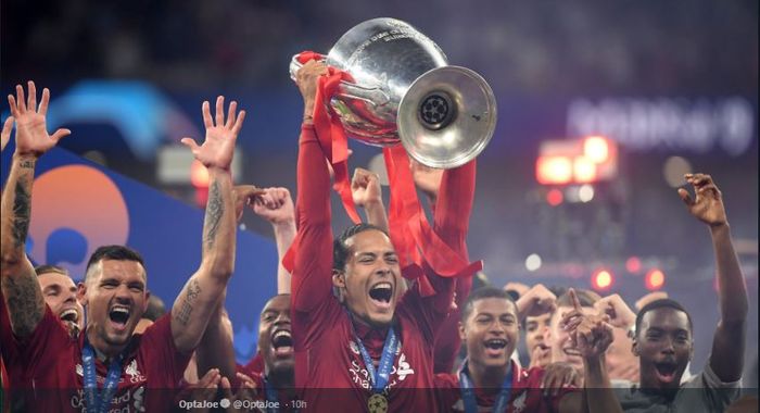 Bek tengah Liverpool FC, Virgil van Dijk, mengangkat trofi juara Liga Champions di Stadion Wanda Metropolitano, Madrid, 1 Juni 2019.