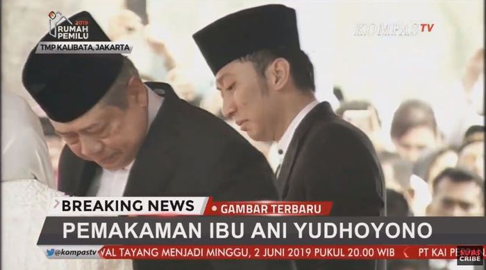 Edhie Baskoro Yudhoyono menangis saat prosesi menaburkan bunga. 