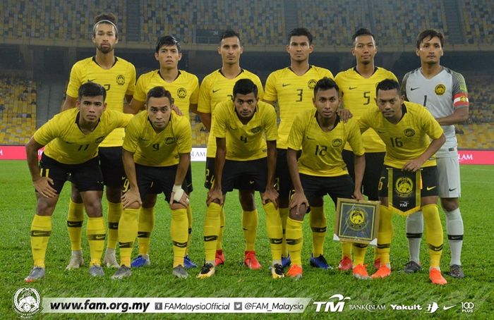 Para pemain timnas Malaysia berpose bersama sebelum menghadapi laga kontra timnas Nepal pada pertandingan uji coba internasional di Stadion Nasional Bukit Jalil, Kuala Lumpur, 2 Juni 2019. 