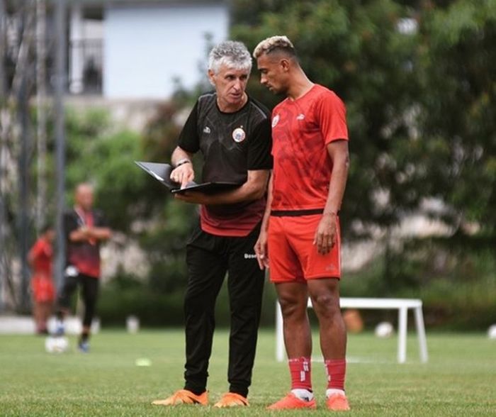 Pelatih Persija Jakarta, Ivan Kolev, bersama Bruno Matos