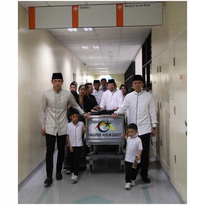 Jenazah Ani Yudhoyono dibawa di sepanjang lorong rumah sakit NUH