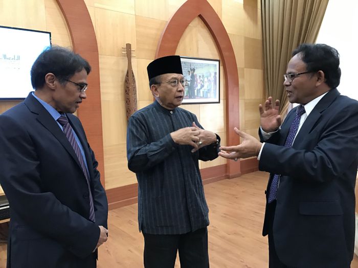 Ketua Komite Pembangunan Universitas Islam Internasional Indonesia (UIII) Komaruddin Hidayat didampingi Anggota Komite Bachtiar Effendi berbincang dengan Presiden Universitas Islam Antar Bangsa Malaysia (UIIM) Tan Sri Rais Yatim di kampus Univ Islam Antar Bangsa Malaysia, Kuala Lumpur Senin (6/2/201