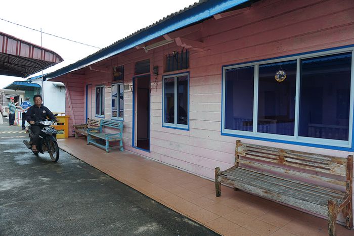 Rumah Letnan Tan Soe Kie di pelantar Pulau Senggarang jauh dari kesan megah layaknya rumah-rumah gedung mewah dari pejabat Cina yang ditunjuk Pemerintah Hindia Belanda di Pulau Jawa dan Sumatera.