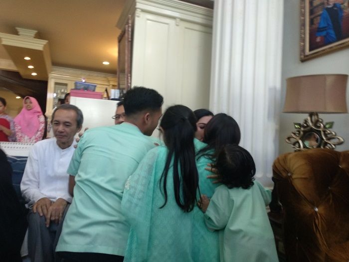 Tradisi sungkeman keluarga Anang dan Ashanty.