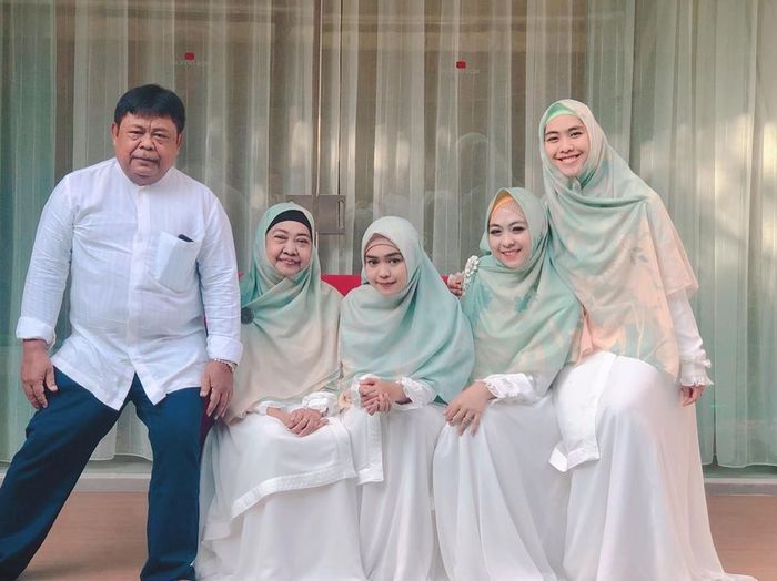 Ria Ricis & keluarga
