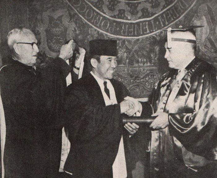 Presiden Soekarno dianugerahi penghargaan gelar doktor honoris causa dari Columbia University dan Michigan University.