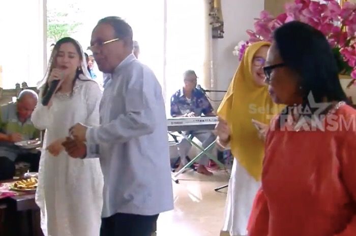 Keseruan Lebaran Keluarga Prilly Latuconsina  