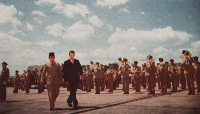 Presiden Soekarno bersama Wakil Presiden Amerika Serikat Richard Milhous Nixon berjalan di depan korps musik penyambutan di Washington Military Airport.