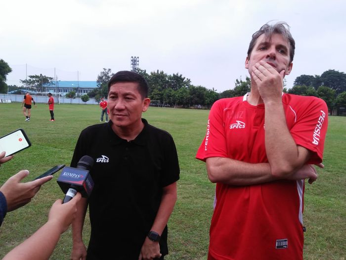 CEO dan pelatih anyar Persija Jakarta, Ferry Paulus serta Julio Banuelos, bicara kepada wartawan di Lapangan PSAU, Halim Perdanakusuma, Jakarta Timur, Sabtu (8/6/2019).