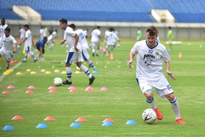 Gelandang impor Persib, Rene Mihelic dalam sesi latihan perdana pasca-libur lebaran di Stadion Si Jalak Harupat, Soreang, Kabupaten Bandung, Sabtu (8/6/2019).