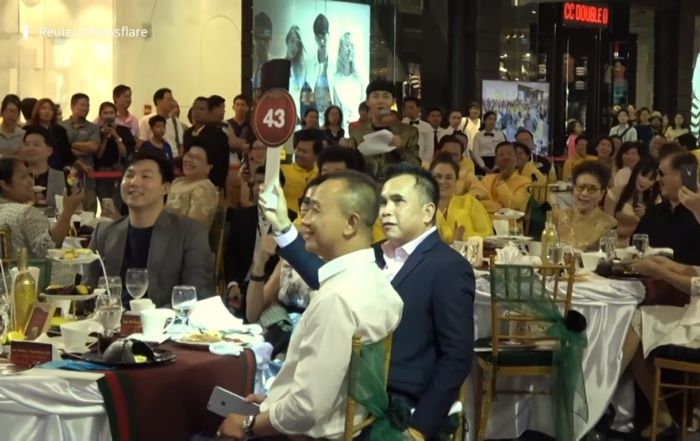 Kegiatan lelang durian.