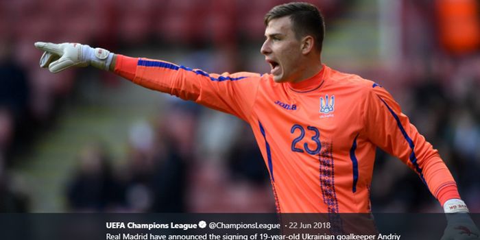 Aksi kiper Real Madrid, Andriy Lunin, bareng timnas Ukraina.