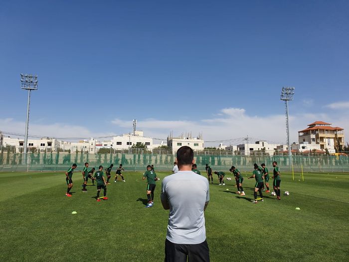 Pelatih timnas Indonesia, Simon McMenemy, memimpin langsung latihan anak asuhnya di Yordania.